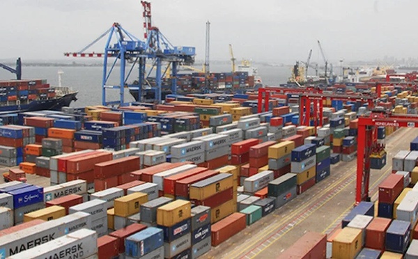 ECHANGES AVEC L'EXTERIEUR : La balance commerciale excédentaire de 345,9 milliards en décembre 2025