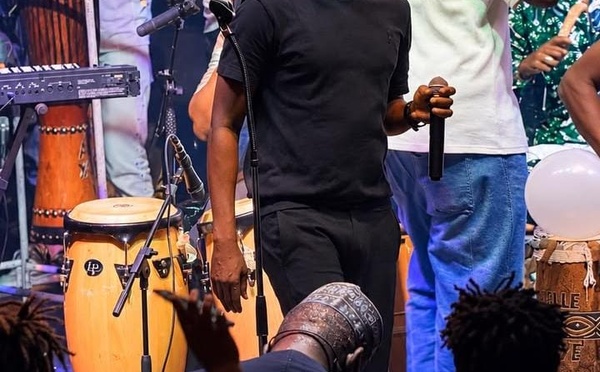 PAPE DIOUF AUX ALMADIES : LE PHÉNOMÈNE DAKAROIS QUI FAIT SALLE COMBLE D’UN CONTINENT À L’AUTRE