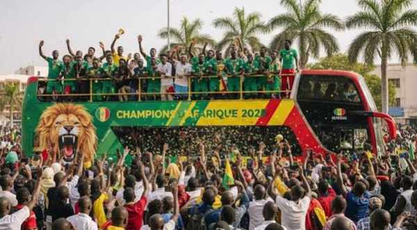 LES LIONS EN PLEINE LUCARNE À L'AUBE DU RASSEMBLEMENT DAKAROIS De Monaco à Manchester, la Tanière impose sa loi avant le grand retour à Dakar