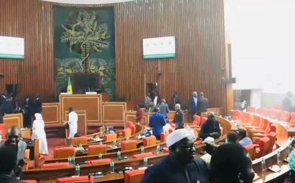 Le doyen Alla Kane, un des rares à être resté dans la salle, avec Aïssata Tall Sall