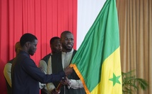 Le Président Bassirou Diomaye Faye remet le drapeau national aux Lions pour la Coupe du Monde 2026