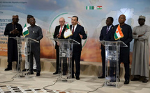 Lancement officiel des travaux du gazoduc transsaharien en Algérie qui vise à transporter 20 à 30 milliards de m³ de gaz par an sur 4000 km..
